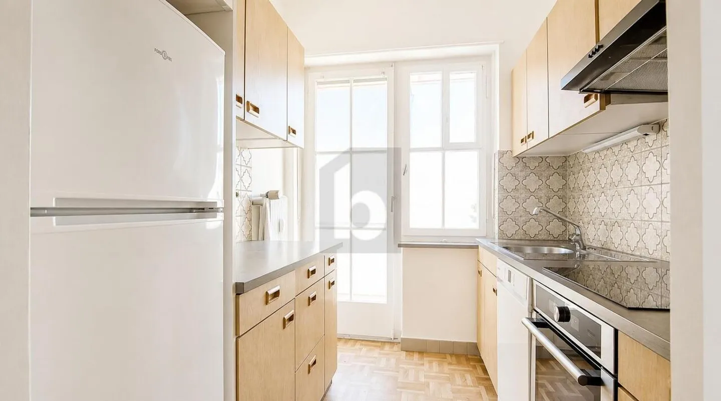 CENTRAL LOCATION, BRIGHT ROOMS AND BALCONY - Photo 3 of 5