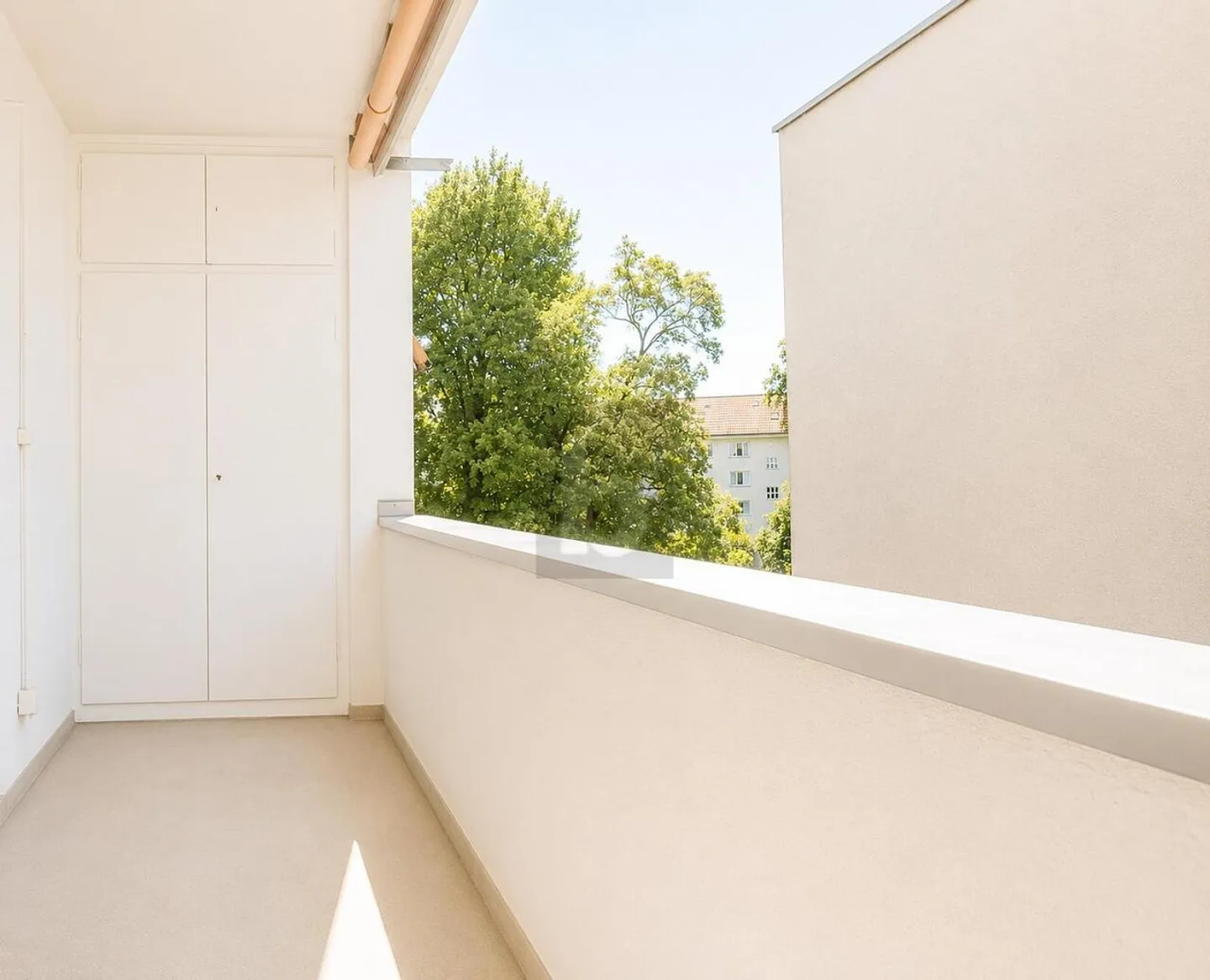 CENTRAL LOCATION, BRIGHT ROOMS AND BALCONY - Photo 4 of 5