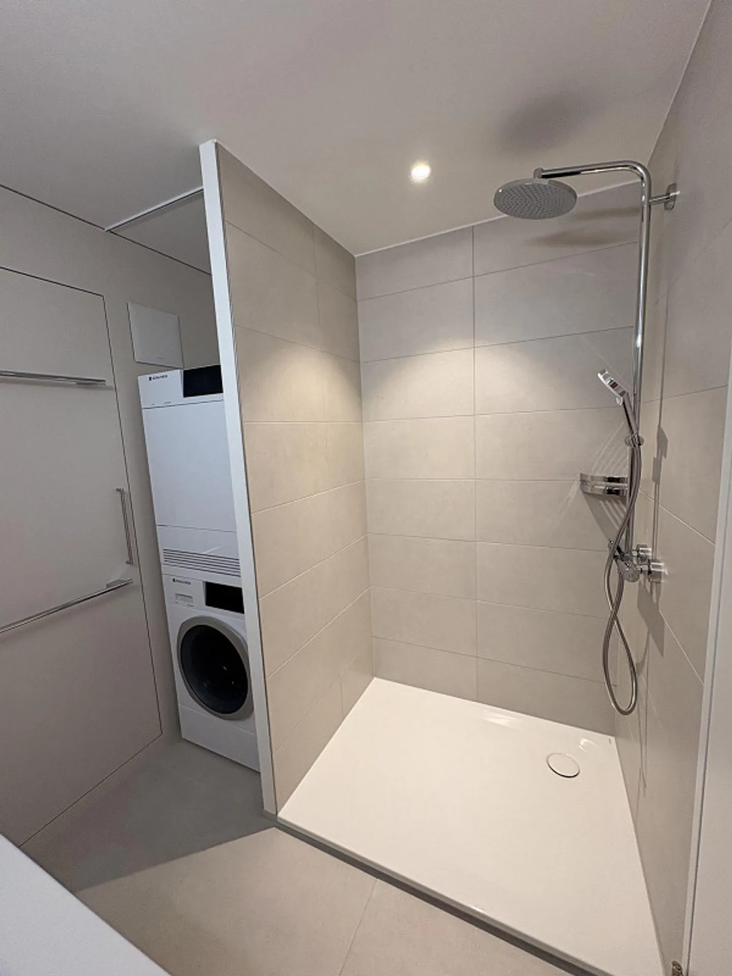 Ampio appartamento di 3,5 stanze, grande terrazza e lavatrice privata - Foto 10 di 13