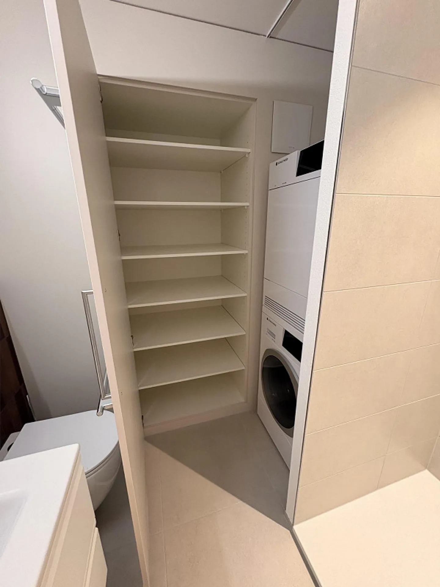 Ampio appartamento di 3,5 stanze, grande terrazza e lavatrice privata - Foto 11 di 13