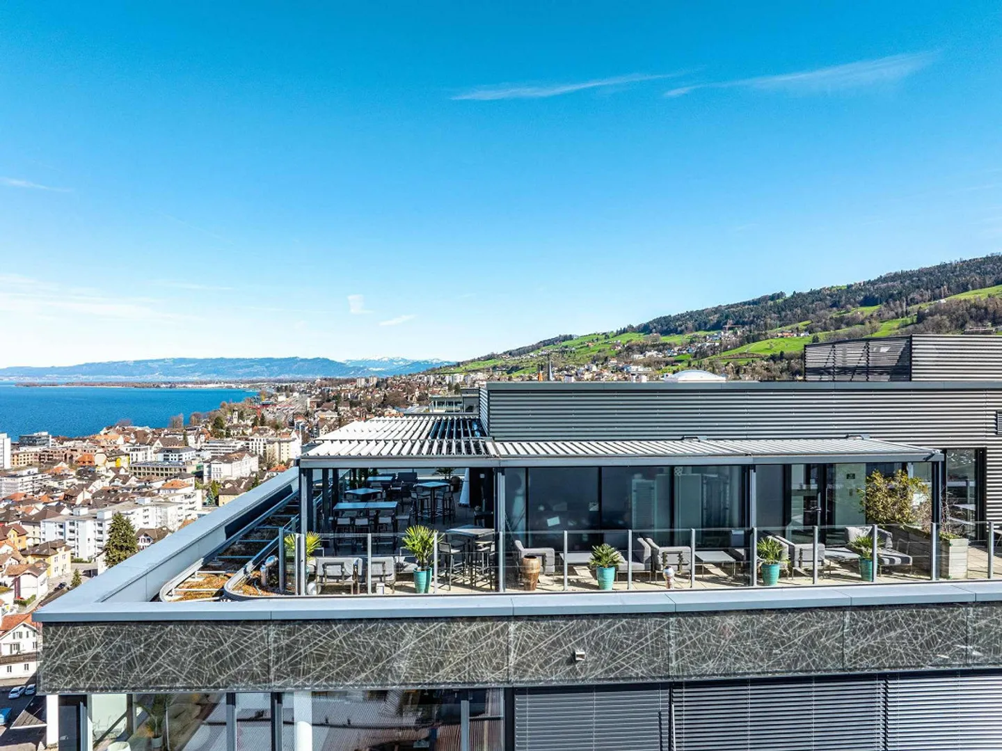 Espace commercial exclusif avec vue panoramique sur le lac - Photo 1 sur 12