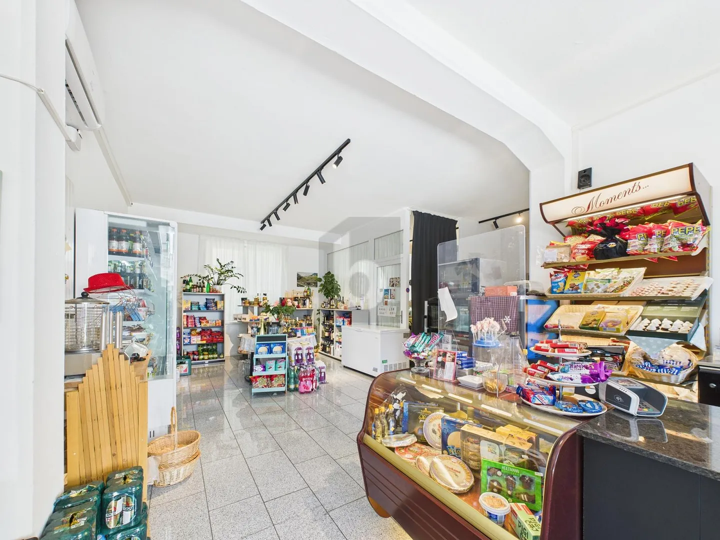 Mixed-use building for rent - Photo 2 of 6