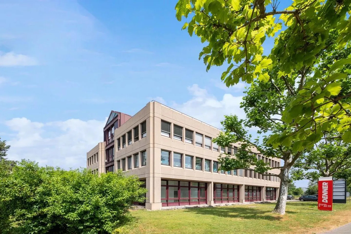 Bureaux attractifs en emplacement de choix - aménagés et prêts à emménager - Photo 4 sur 7