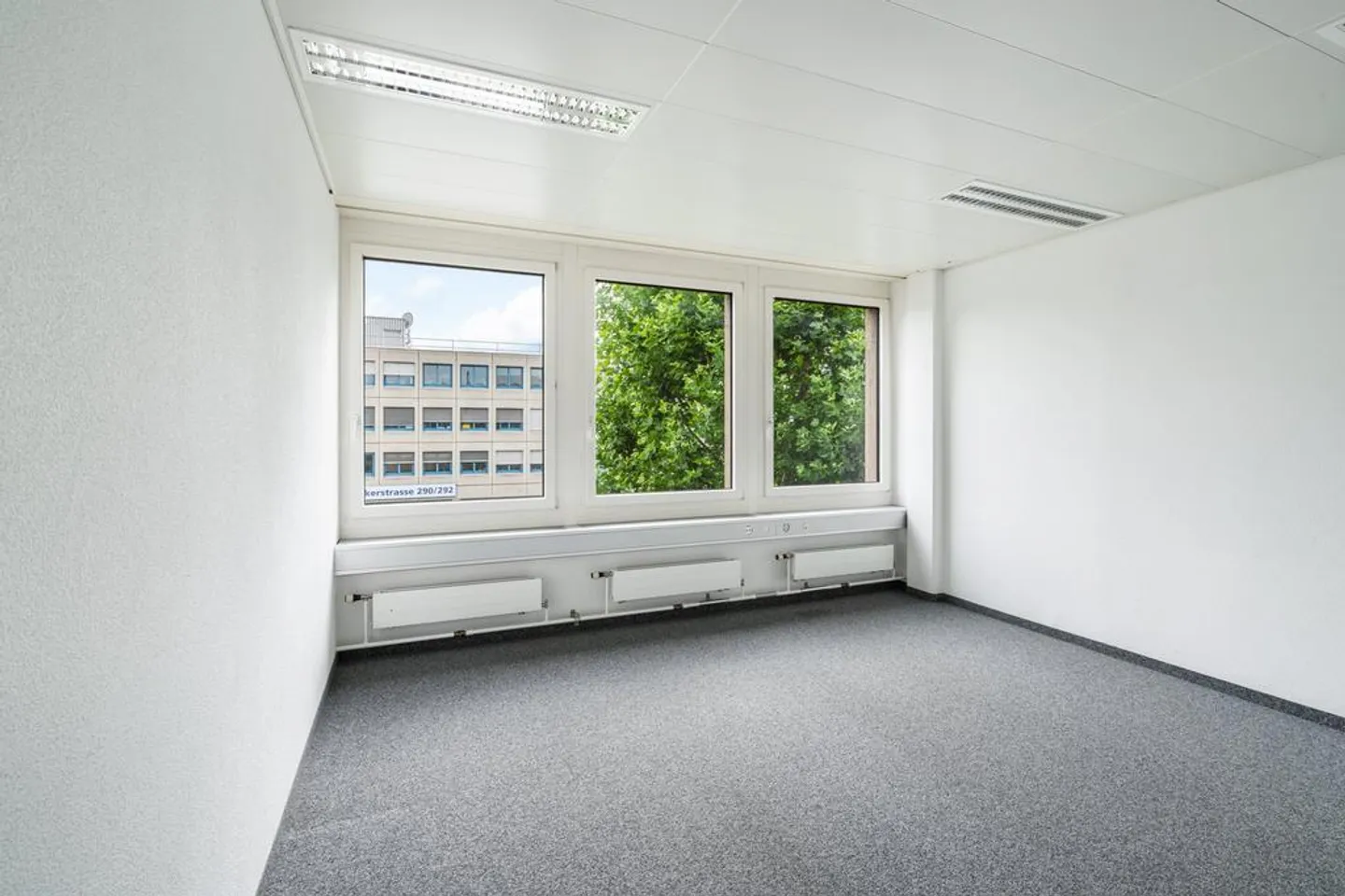 Bureaux attractifs en emplacement de choix - aménagés et prêts à emménager - Photo 6 sur 7