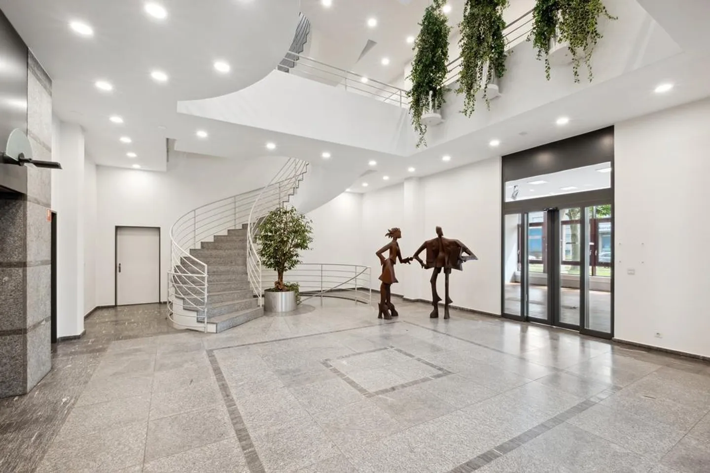 Bureaux attractifs en emplacement de choix - aménagés et prêts à emménager - Photo 1 sur 7