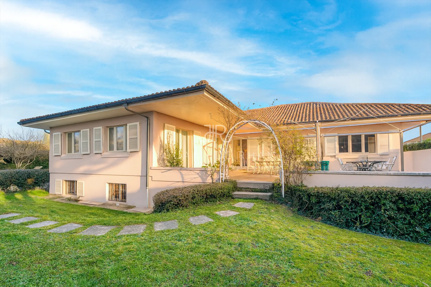 Grande maison avec potentiel de développement - Photo 1 sur 4