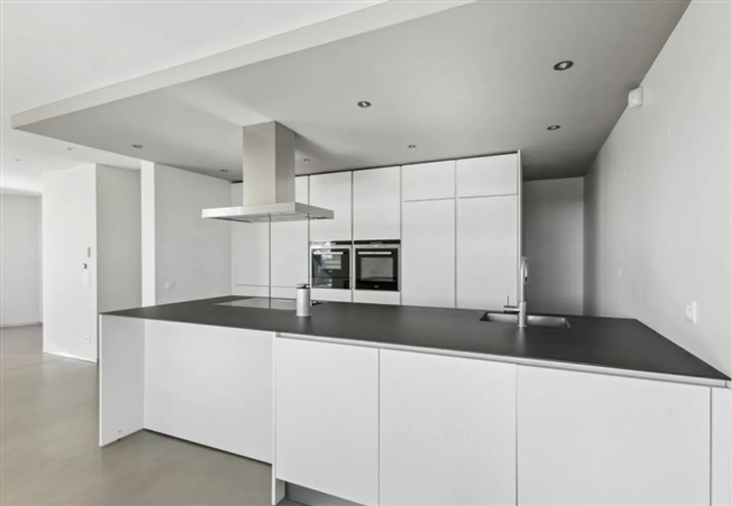 Villa moderna con due giardini e vista panoramica - Foto 2 di 10