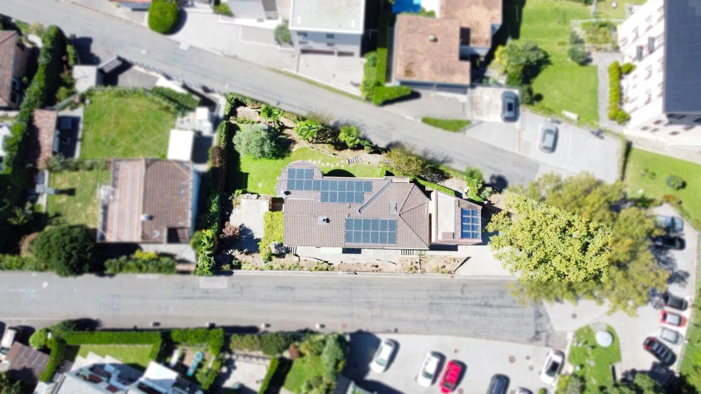 Maison ensoleillée avec un grand potentiel - Photo 2 sur 9