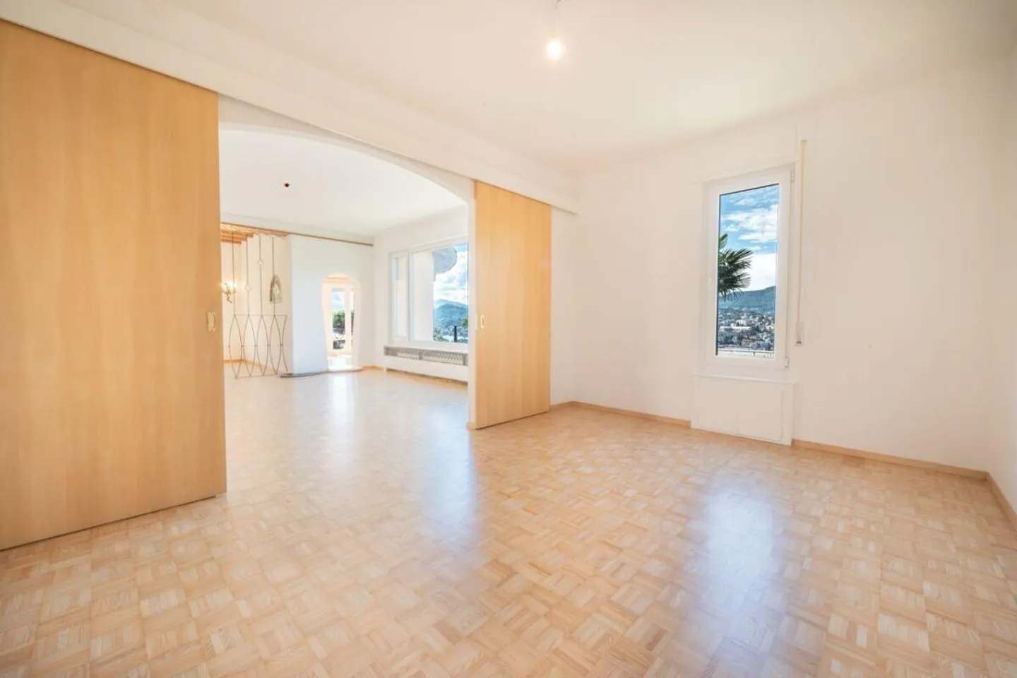 Maison ensoleillée avec un grand potentiel - Photo 6 sur 9