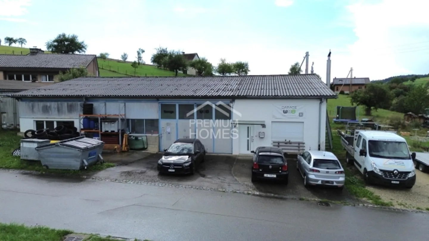 Mixed-use building for sale - Photo 2 of 4