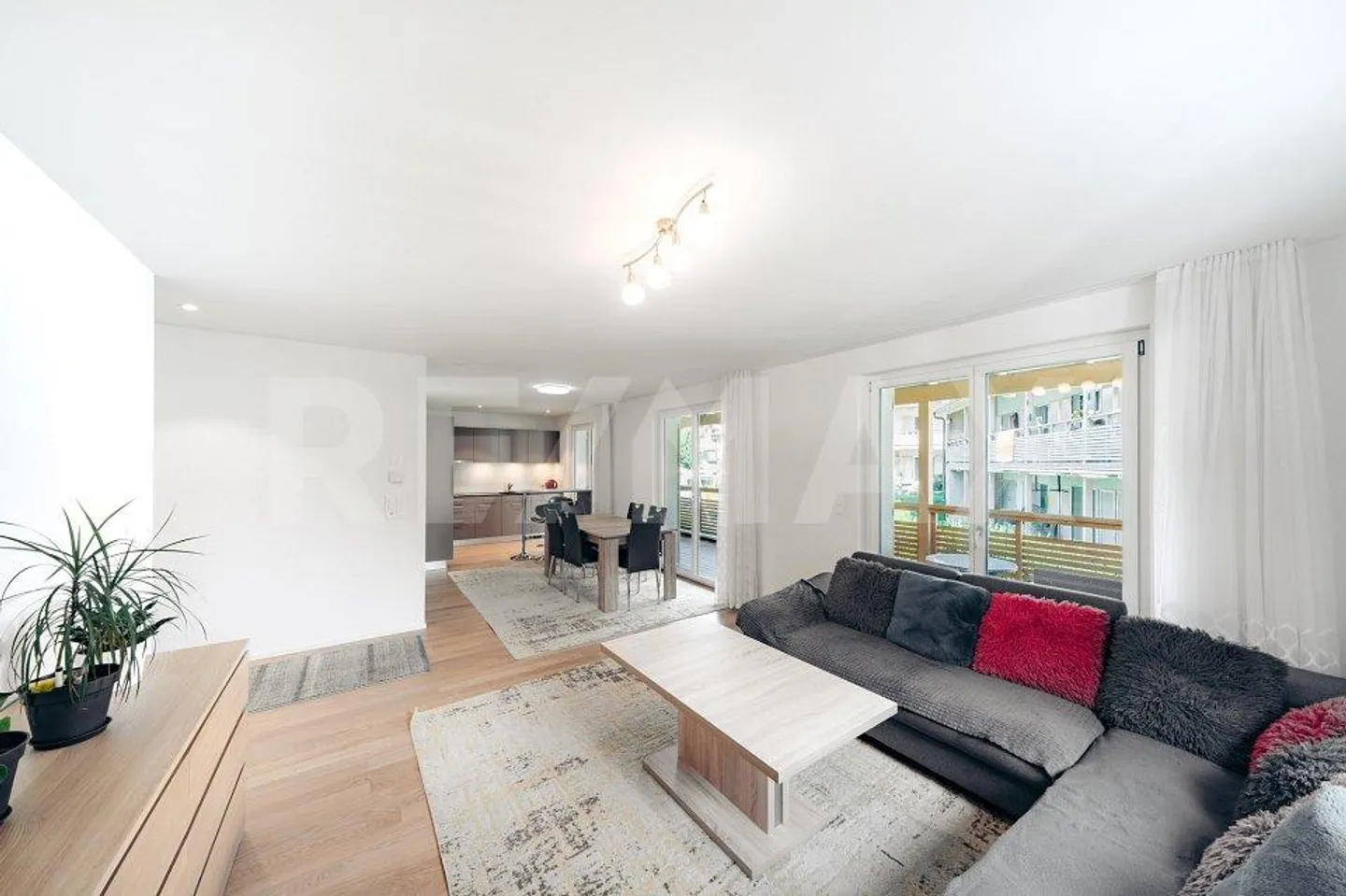 Moderno appartamento di 3,5 stanze con grande balcone nel cuore di Rafz - Foto 3 di 13