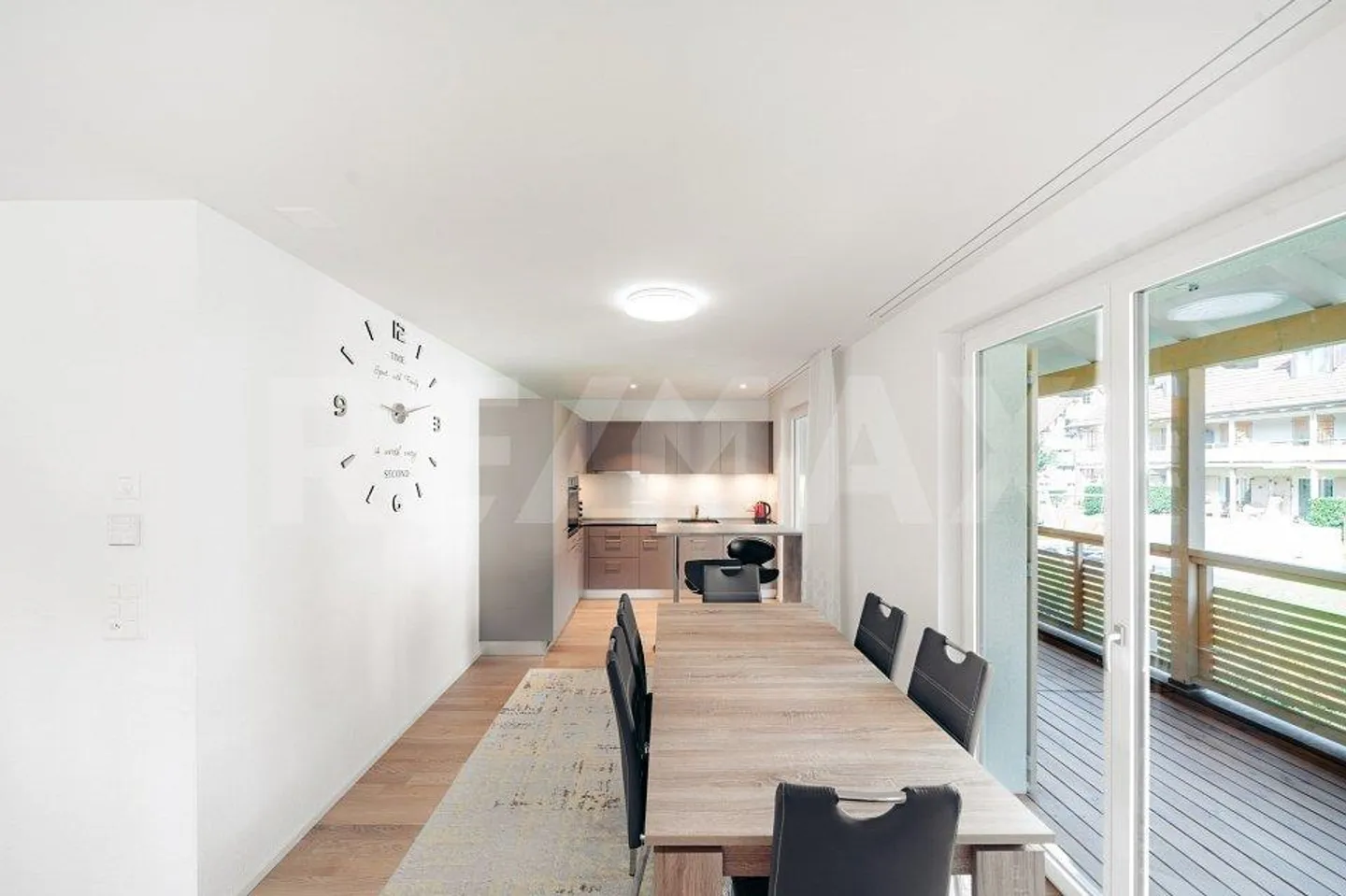 Moderno appartamento di 3,5 stanze con grande balcone nel cuore di Rafz - Foto 4 di 13