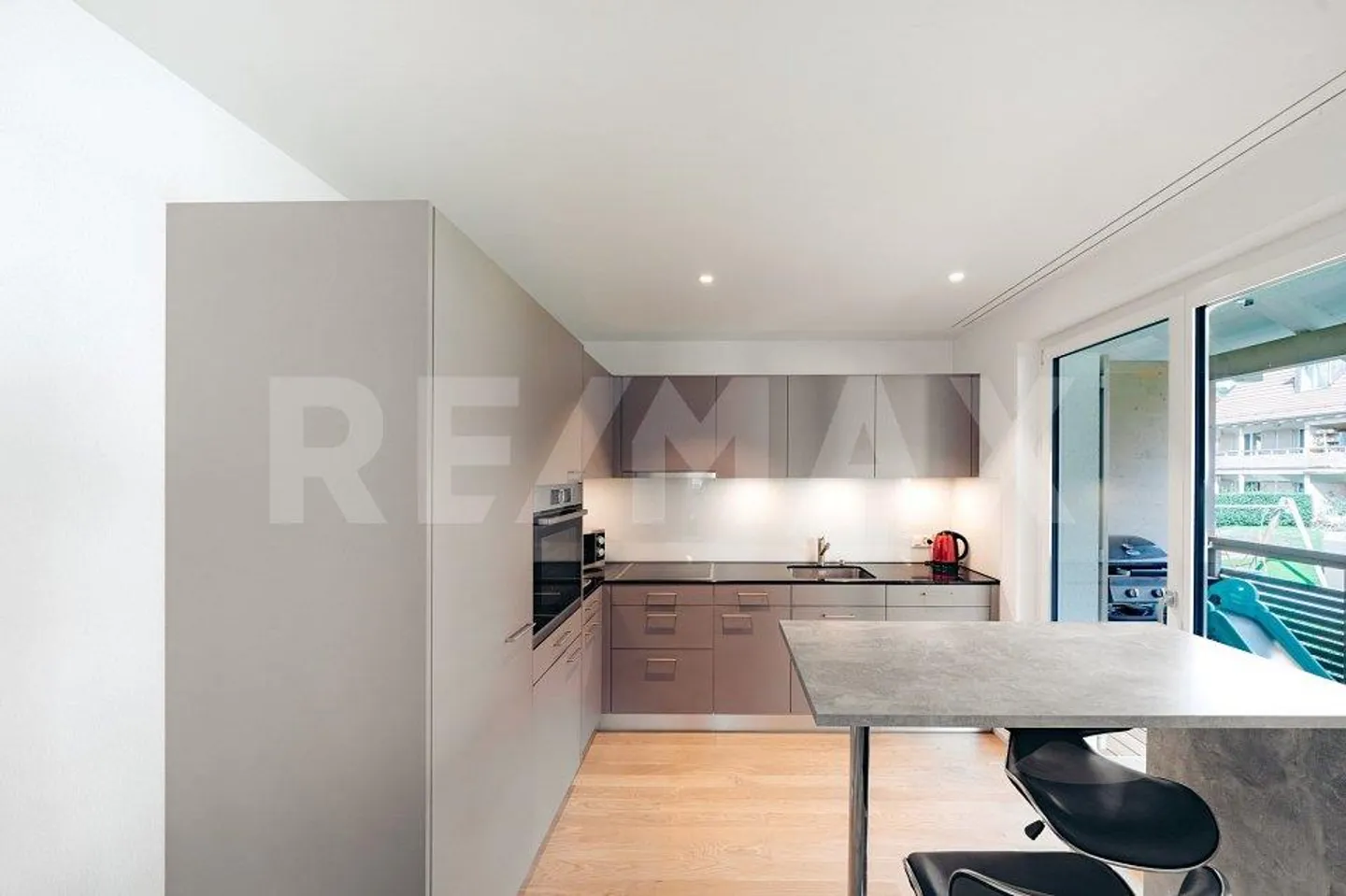Moderno appartamento di 3,5 stanze con grande balcone nel cuore di Rafz - Foto 5 di 13