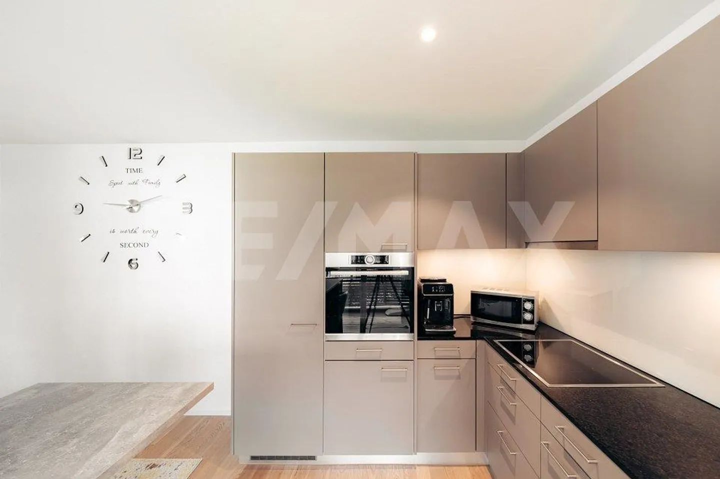 Moderno appartamento di 3,5 stanze con grande balcone nel cuore di Rafz - Foto 6 di 13
