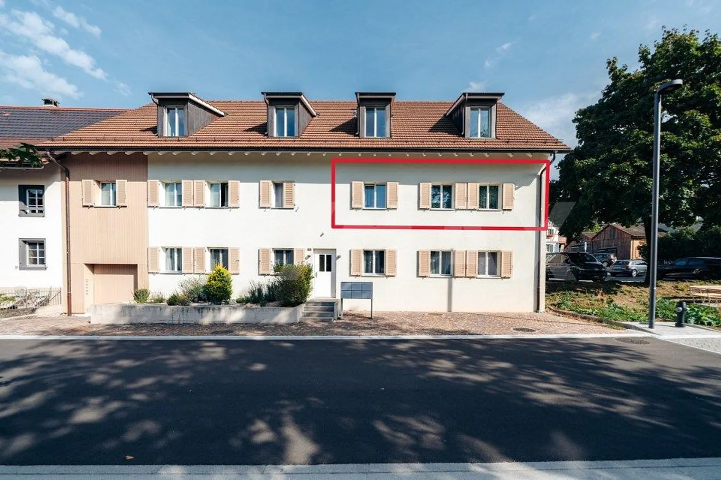 Moderno appartamento di 3,5 stanze con grande balcone nel cuore di Rafz - Foto 2 di 13