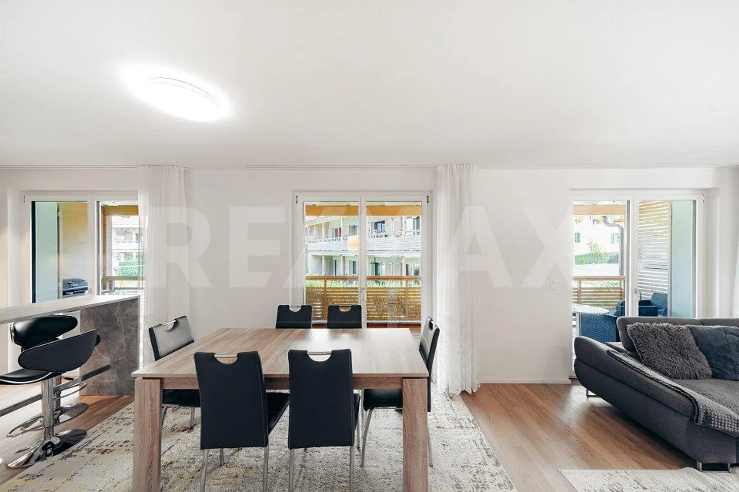 Moderno appartamento di 3,5 stanze con grande balcone nel cuore di Rafz - Foto 8 di 13