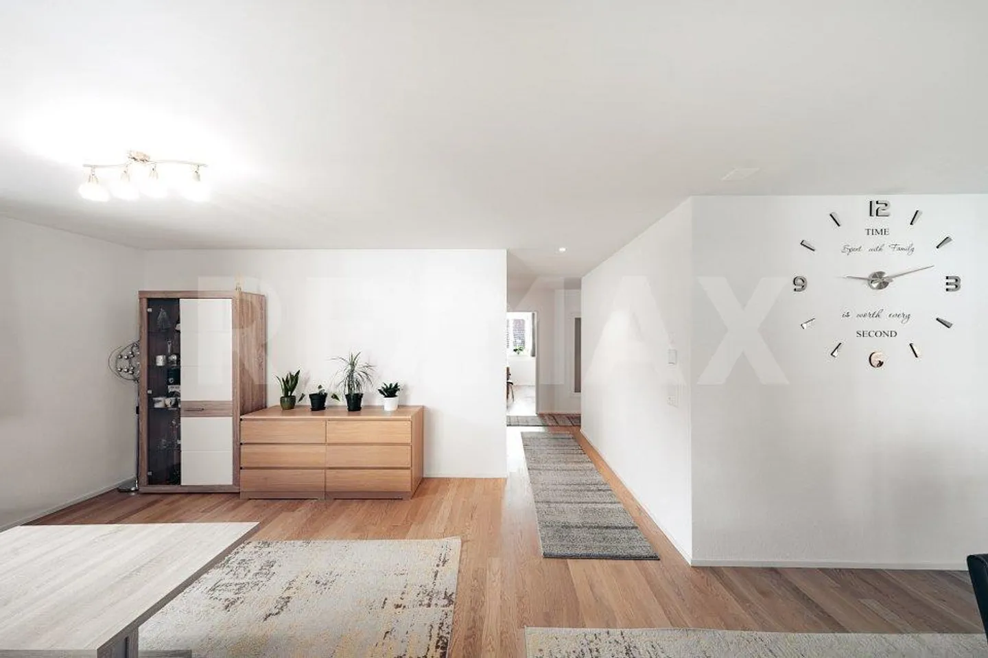 Moderno appartamento di 3,5 stanze con grande balcone nel cuore di Rafz - Foto 9 di 13