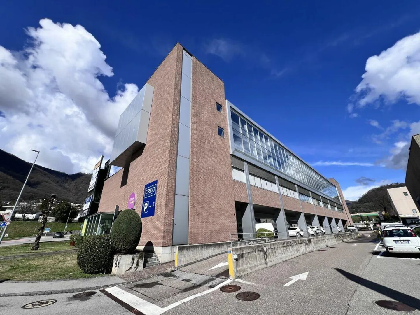Bureau près de la sortie d'autoroute de Lugano Nord - Photo 1 sur 5