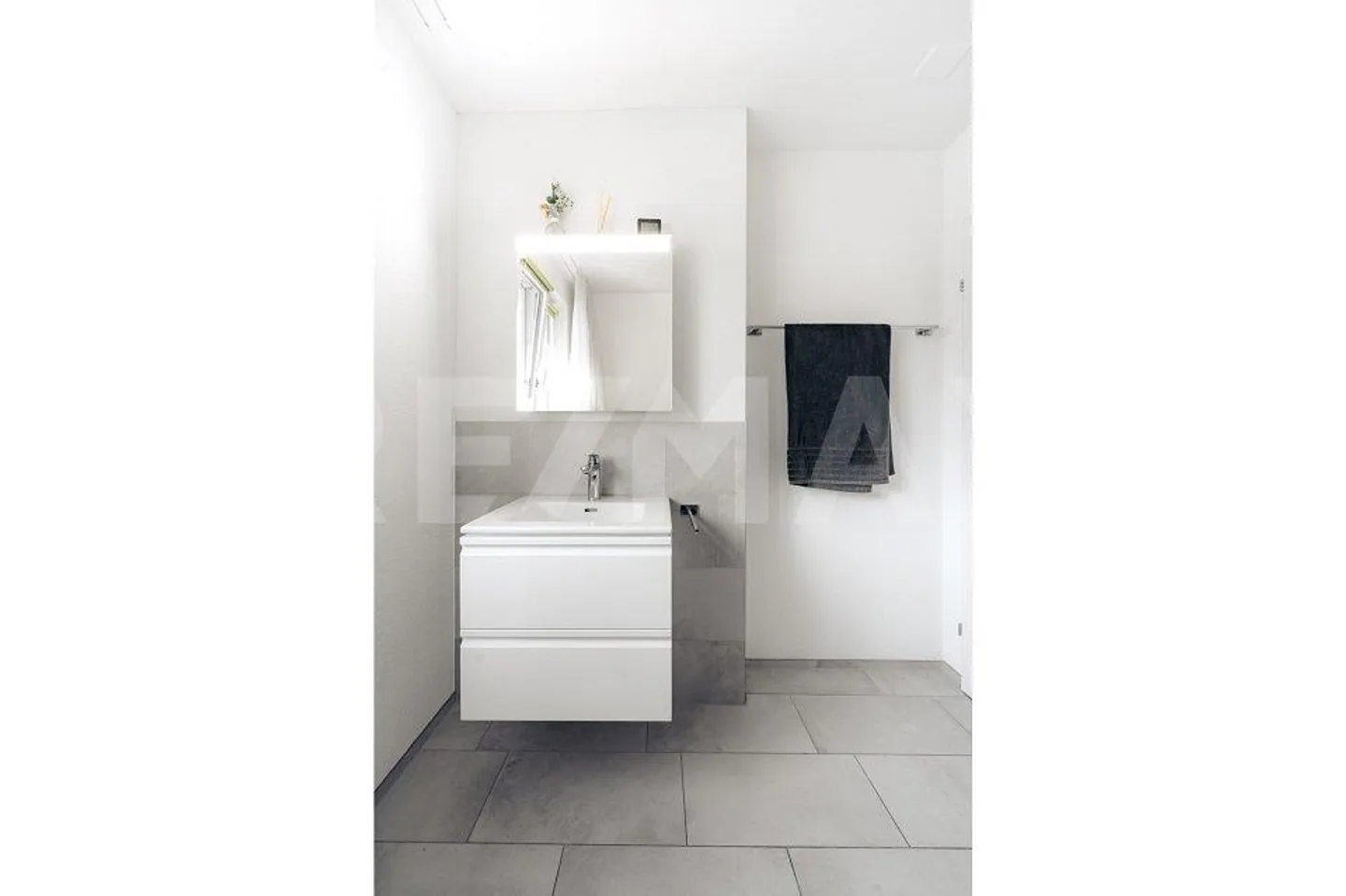 Moderno appartamento di 3,5 stanze con grande balcone nel cuore di Rafz - Foto 13 di 13