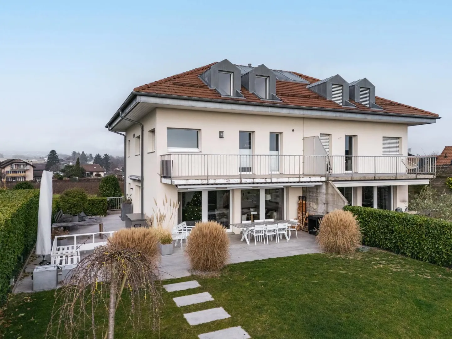 Elegante Doppelhaushälfte mit Panoramablick auf den See und die Alpen - Foto 1 von 13