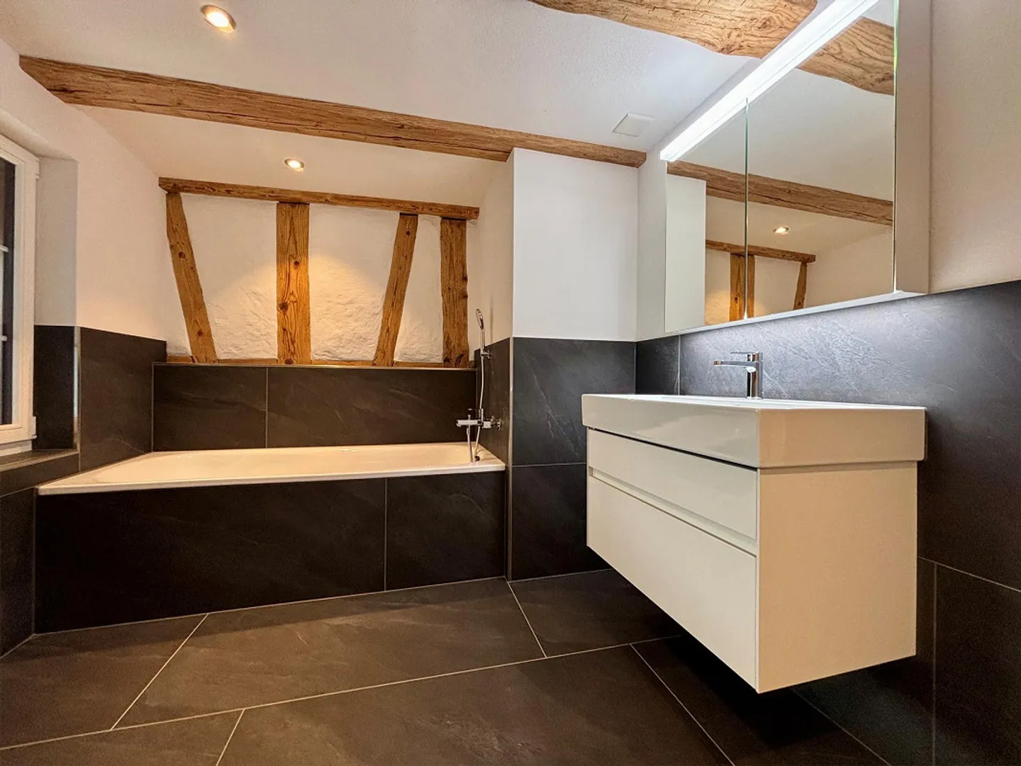 Wohnen mit Geschichte - stilvoll renoviert, naturnah & ruhig - Foto 9 von 16