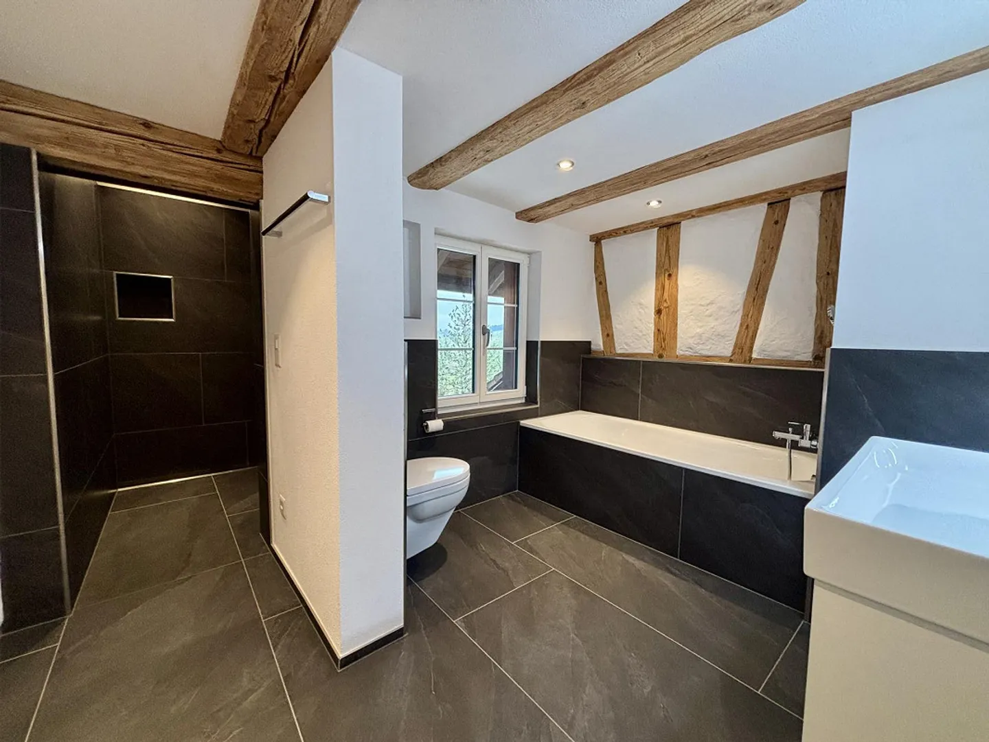 Wohnen mit Geschichte - stilvoll renoviert, naturnah & ruhig - Foto 10 von 16