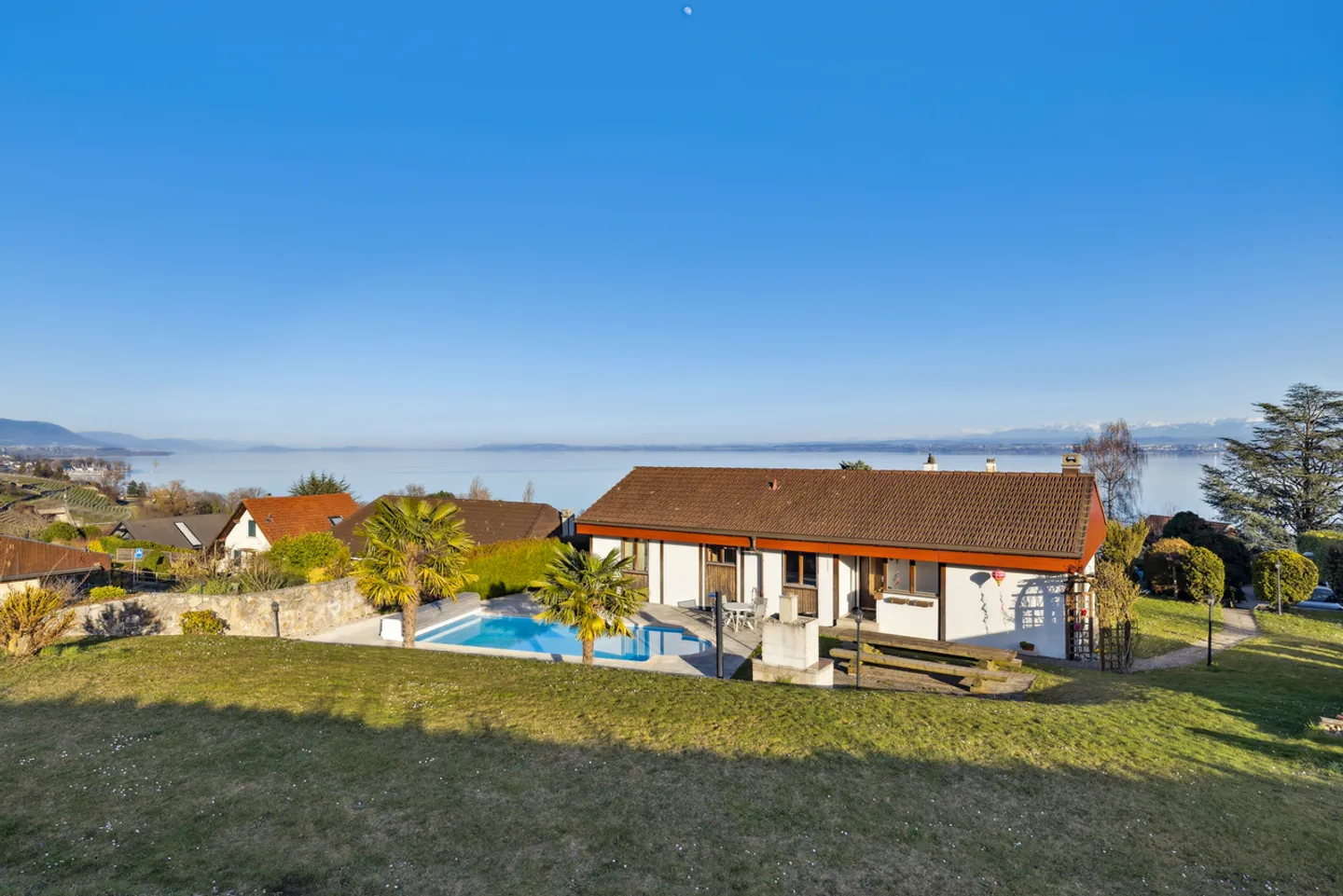 Villa mit Pool und Seeblick - Foto 1 von 11