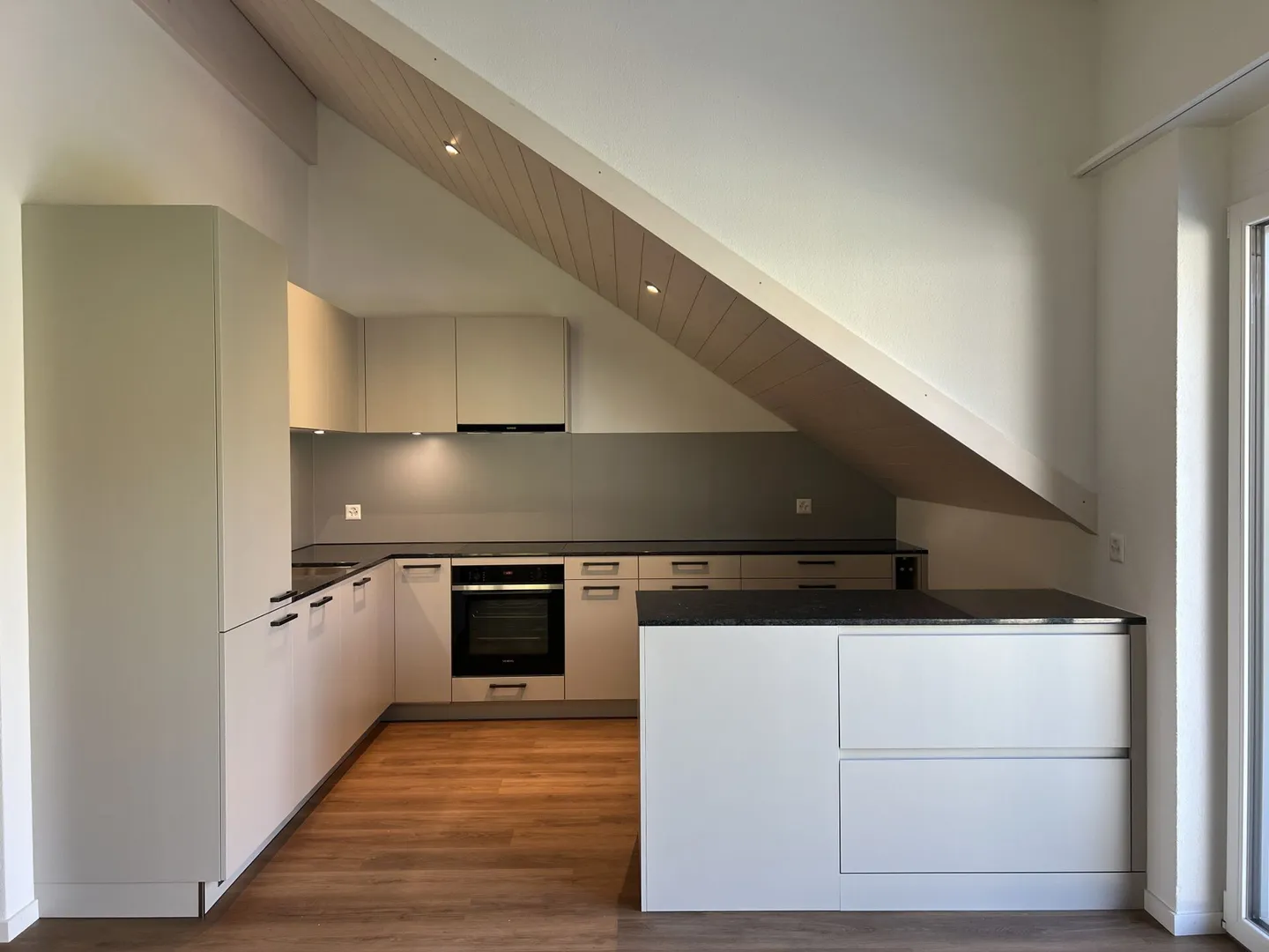 Appartamenti di 4,5 stanze in mansarda con galleria aggiuntiva - Foto 1 di 17