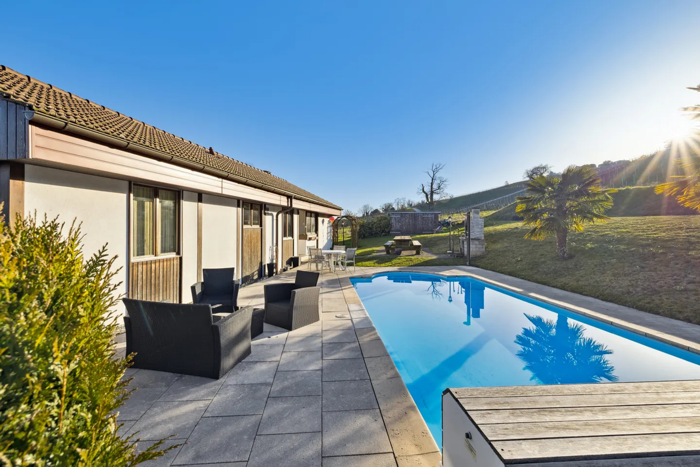 Villa mit Pool und Seeblick - Foto 3 von 11