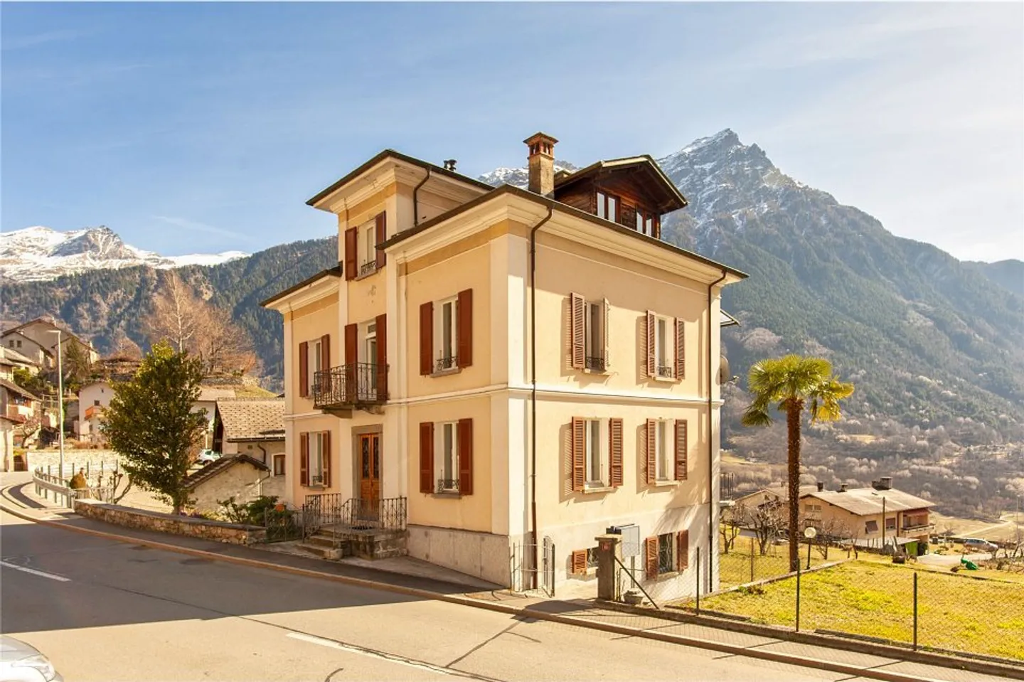 Haus mit drei Wohnungen - Foto 1 von 14