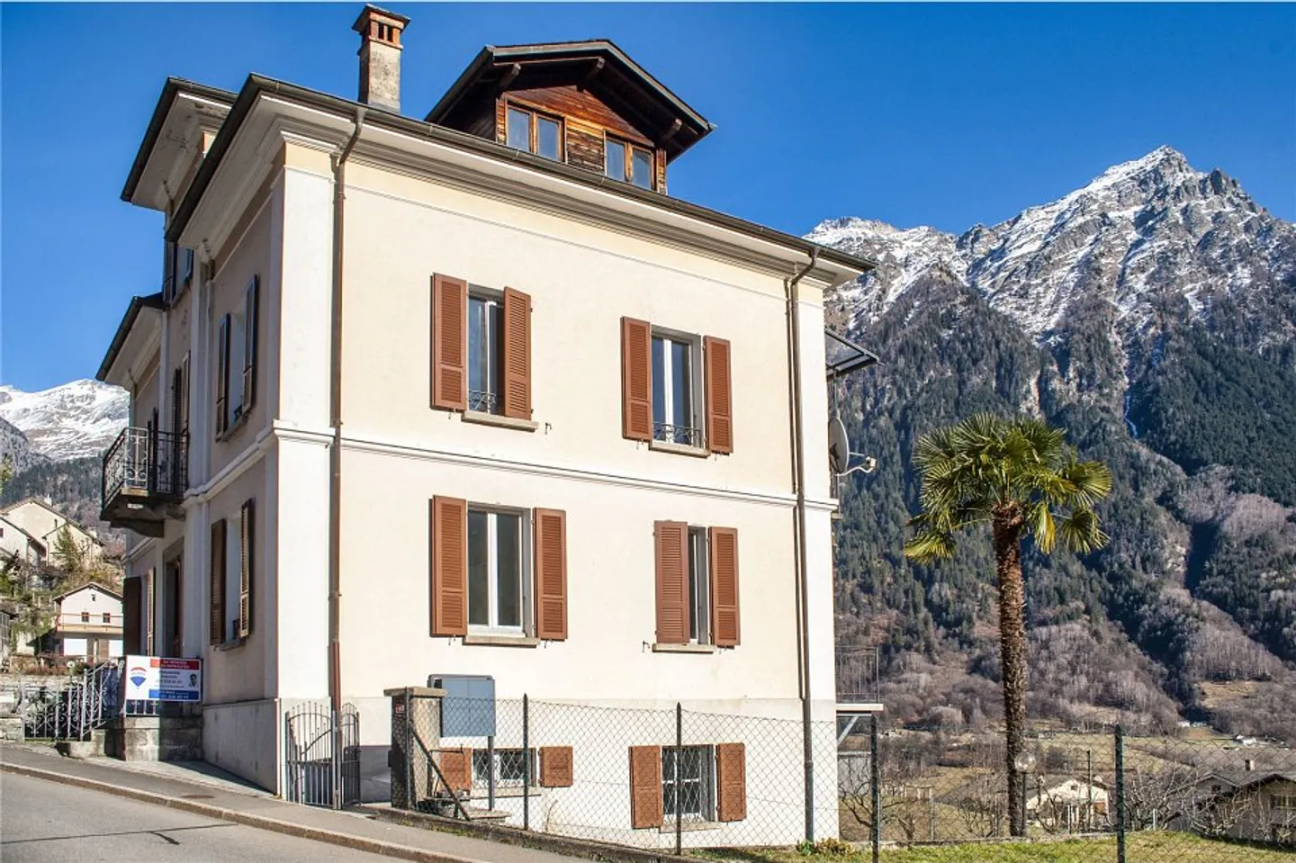 Haus mit drei Wohnungen - Foto 2 von 14