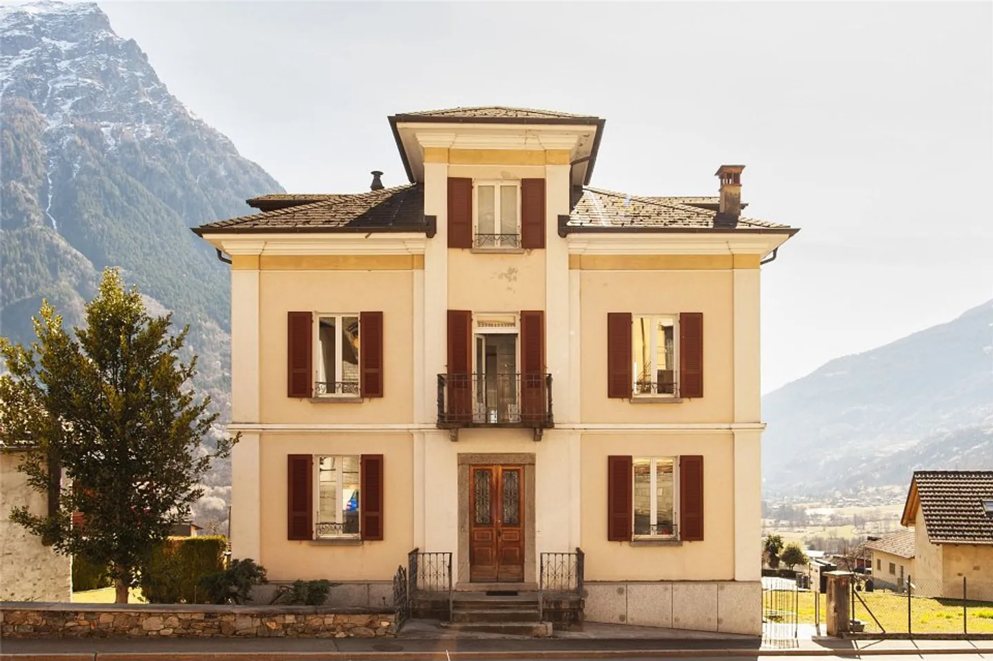 Haus mit drei Wohnungen - Foto 3 von 14