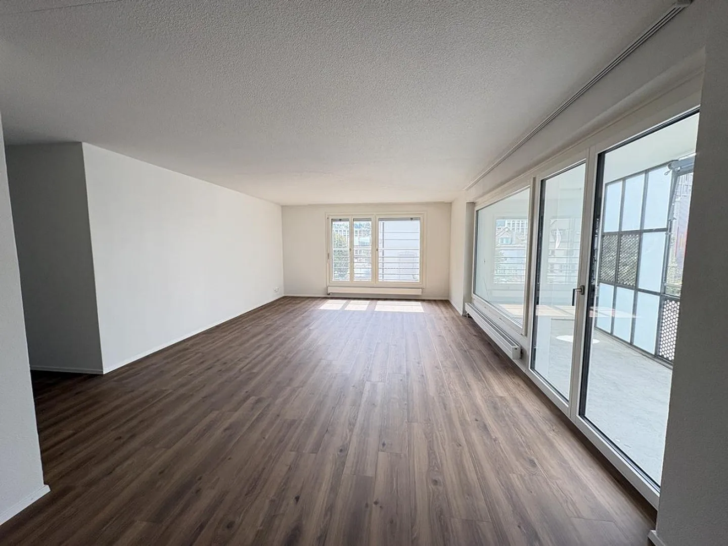 Freshly renovated spacious 4.5 room apartment - Photo 2 of 12
