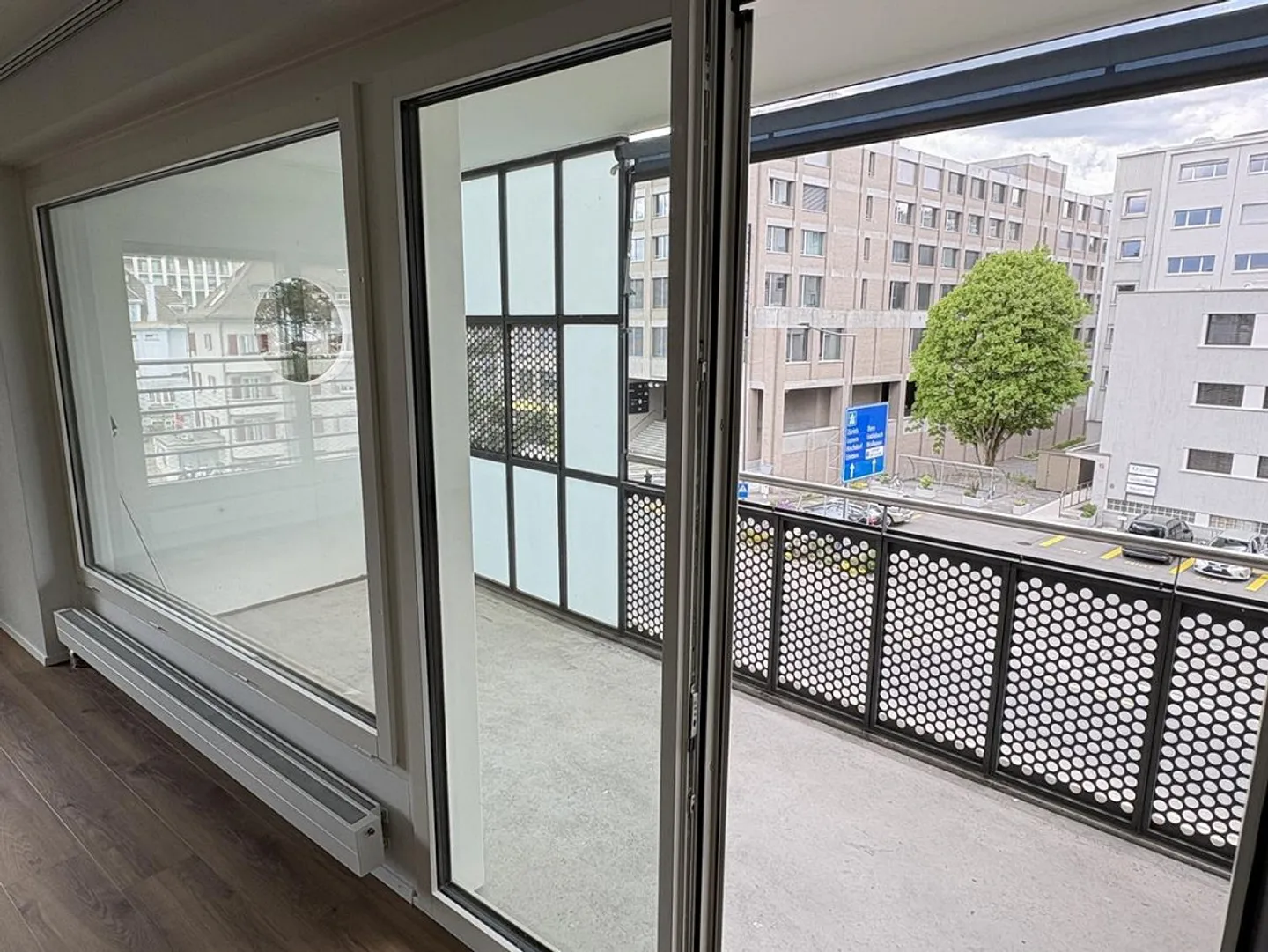 Freshly renovated spacious 4.5 room apartment - Photo 3 of 12