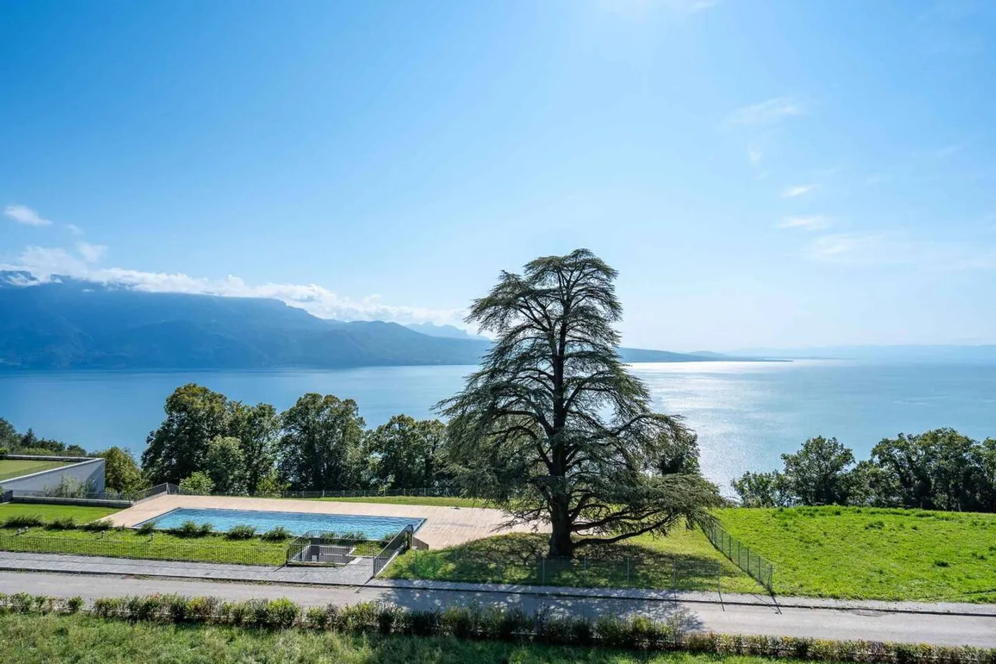 NUOVA COSTRUZIONE DI ALTO STANDARD 5.5 STANZE CON VISTA PANORAMICA SUL LAGO - Foto 2 di 13
