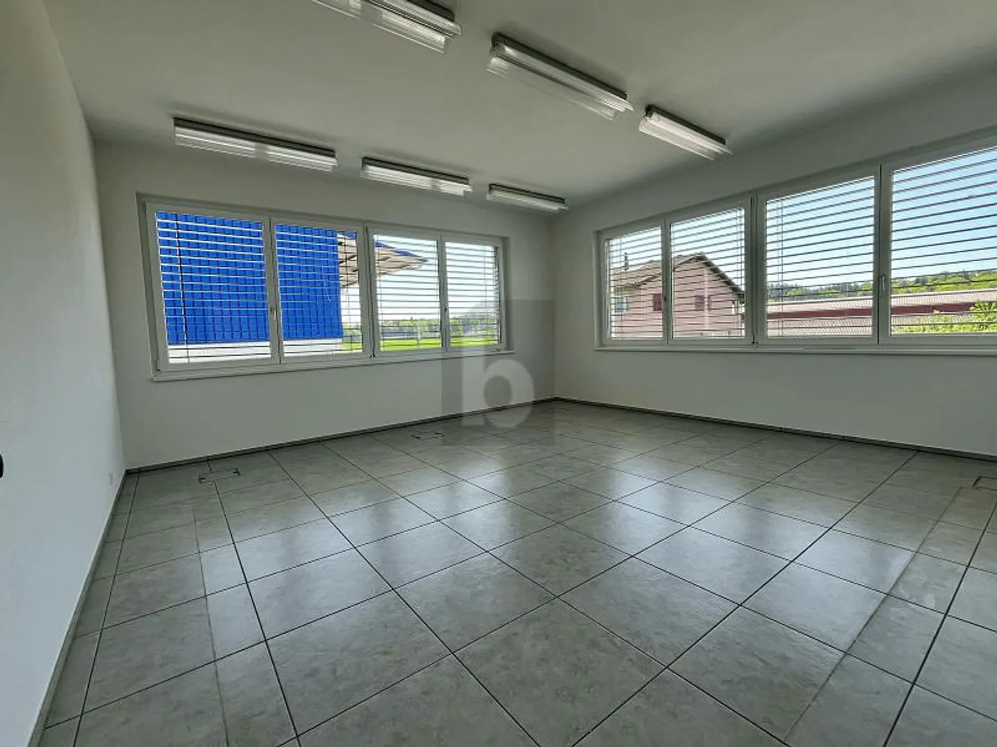 Office space for rent - Photo 3 of 6