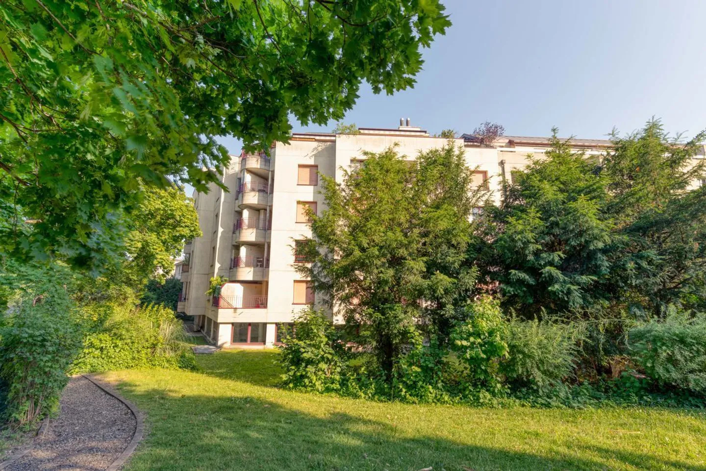 Renovated 4-room apartment with two balconies - Photo 13 of 13