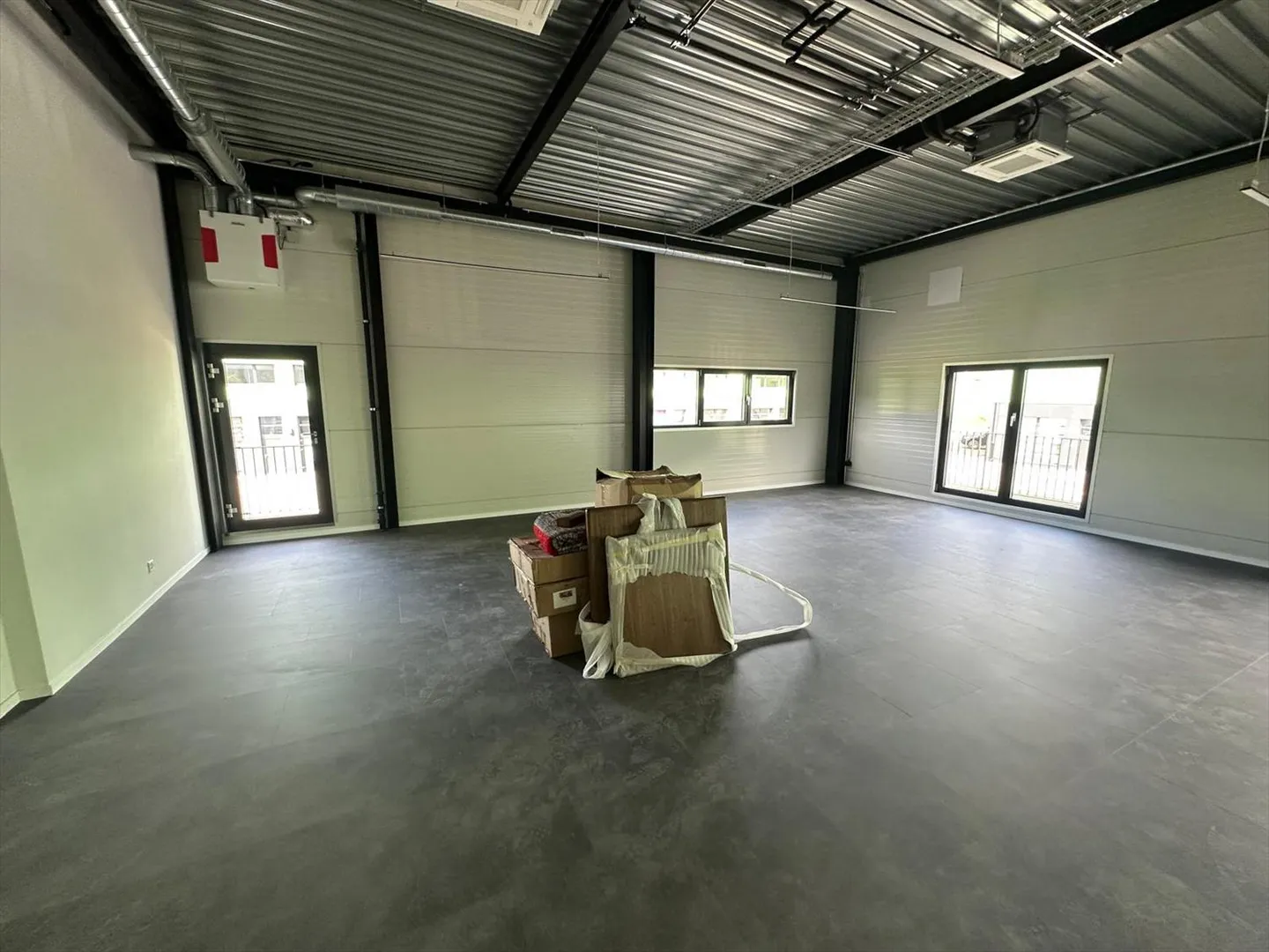 Superbe local rénové d'env. 90 m2 au 1er étage - Photo 3 sur 4