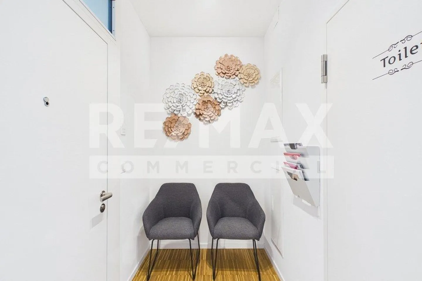 Versatile commercial or practice rooms in an attractive location - Photo 3 of 11