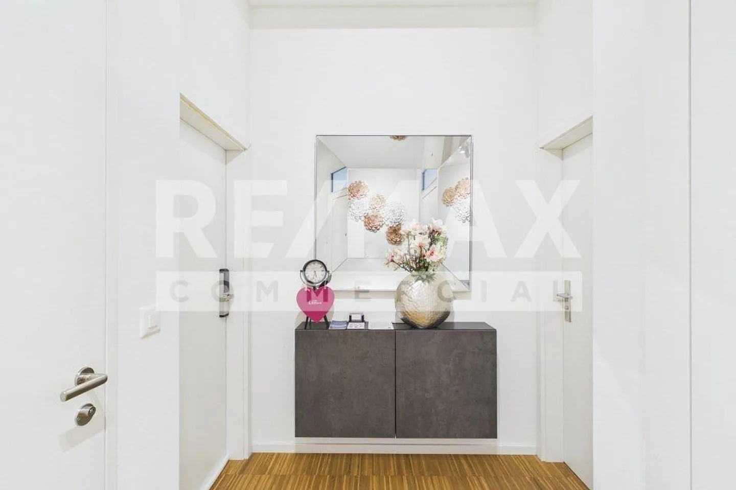 Versatile commercial or practice rooms in an attractive location - Photo 4 of 11