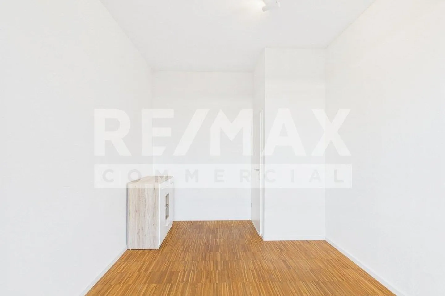 Versatile commercial or practice rooms in an attractive location - Photo 8 of 11