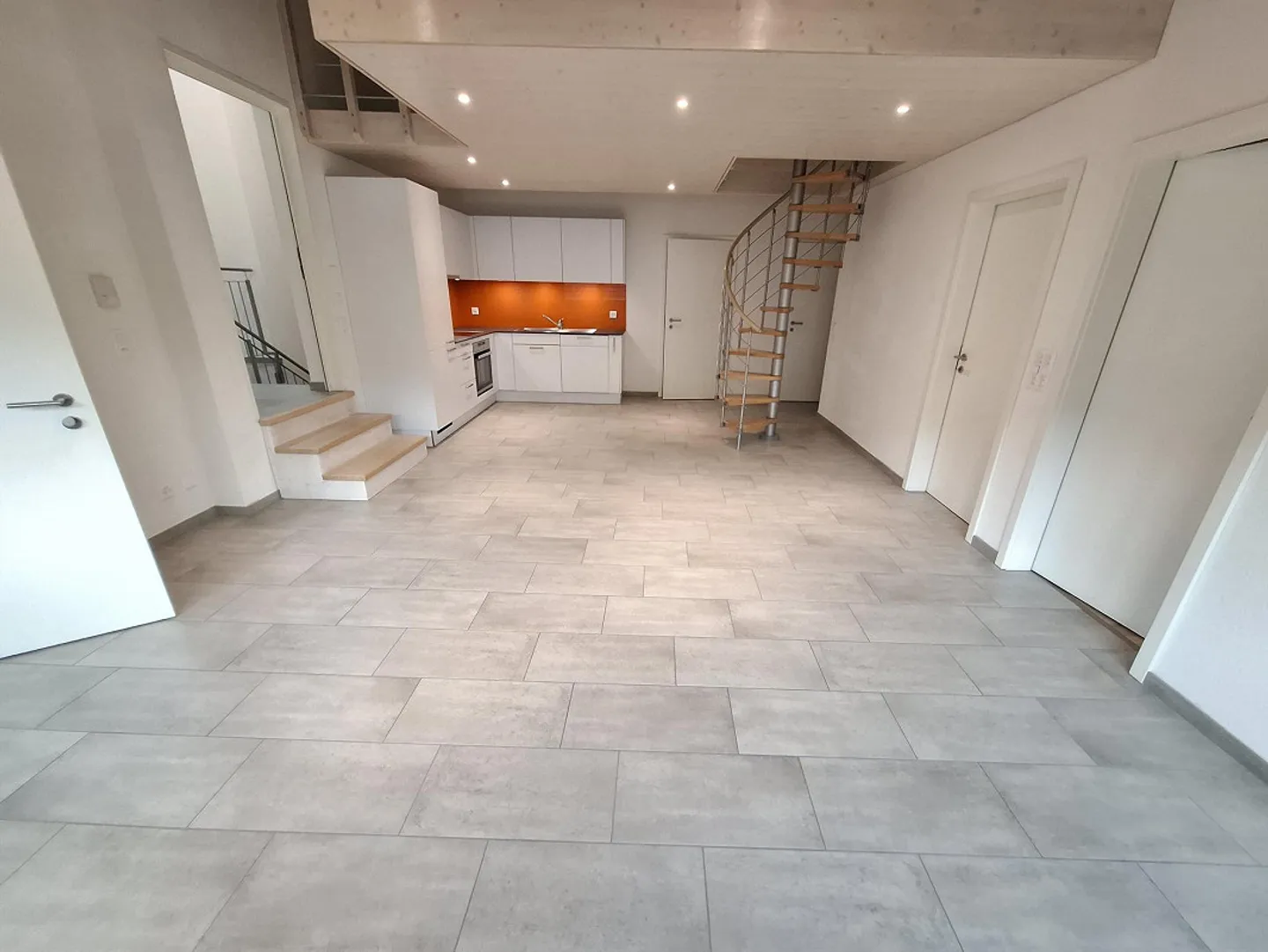 Spacious and modern 5.5 room penthouse apartment - Photo 6 of 19