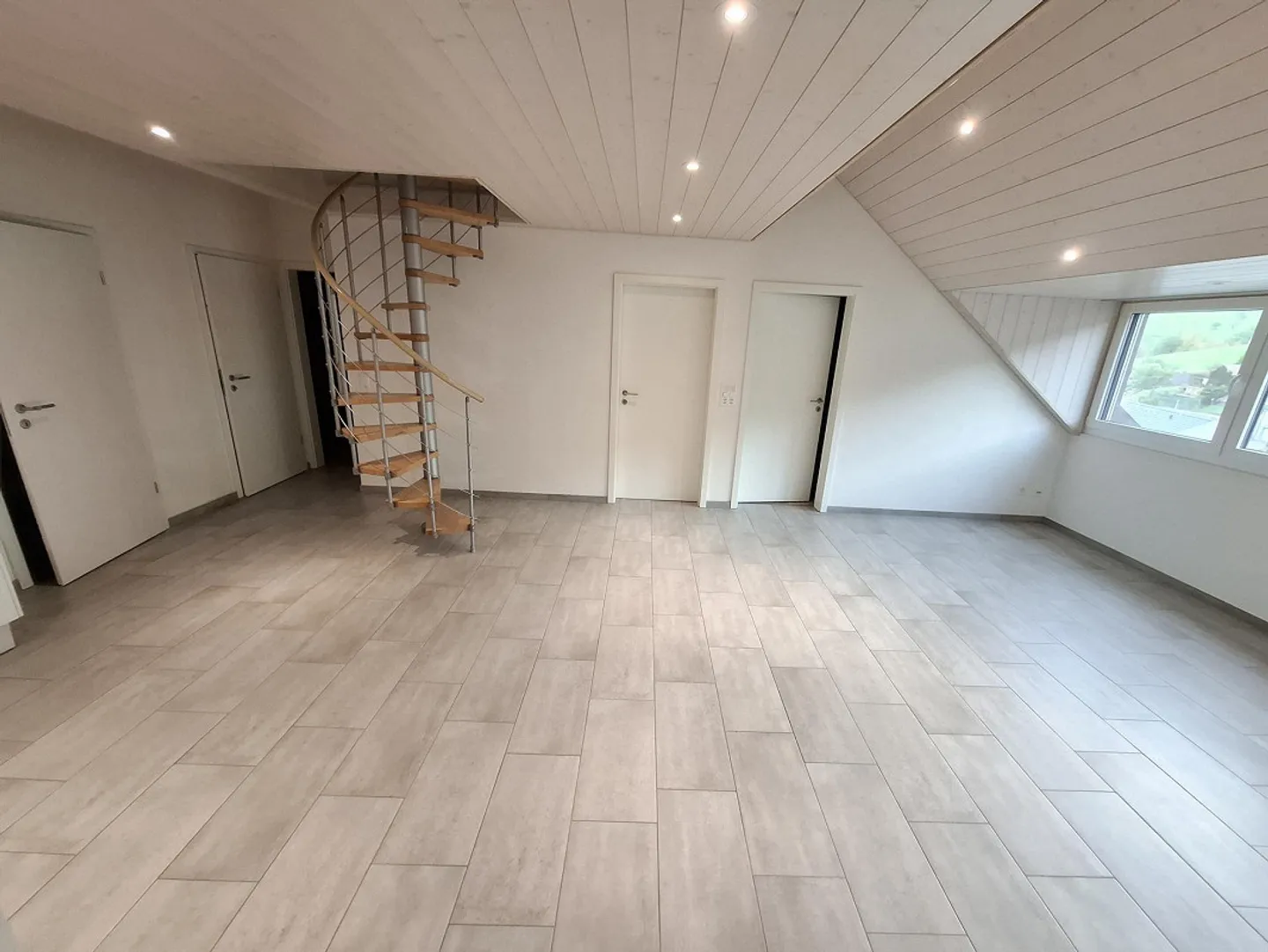 Spacious and modern 5.5 room penthouse apartment - Photo 8 of 19