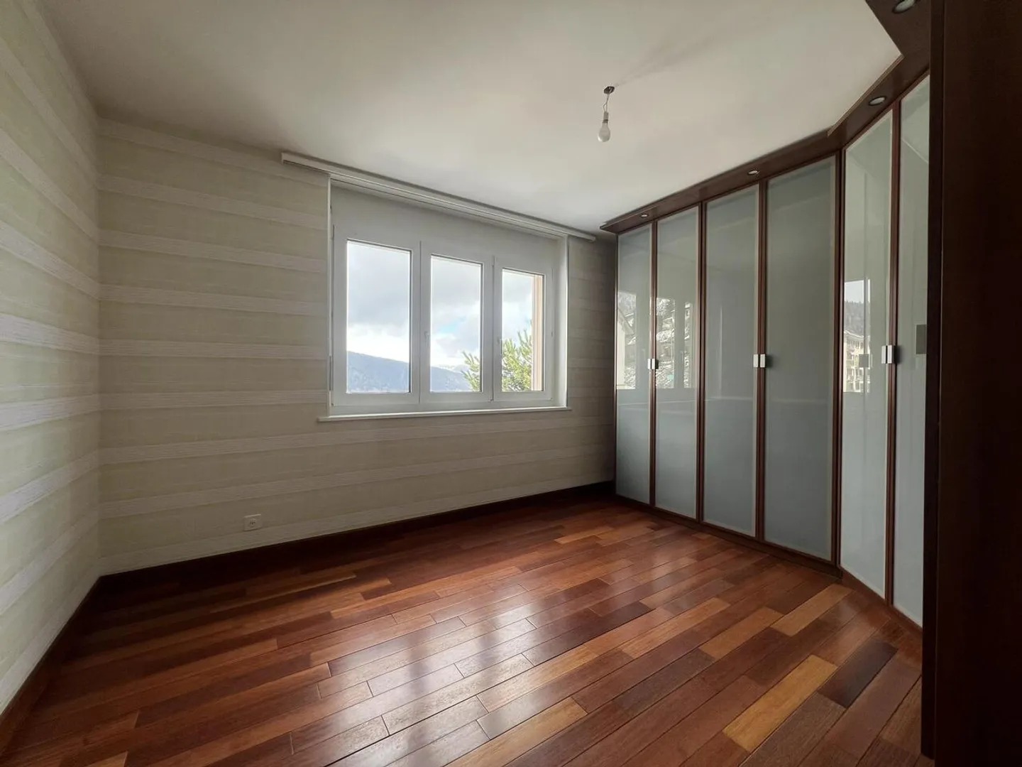 Magnifique appartement de 4.5 pièces rénové à louer aux Hauts-Geneveys - Photo 4 of 10