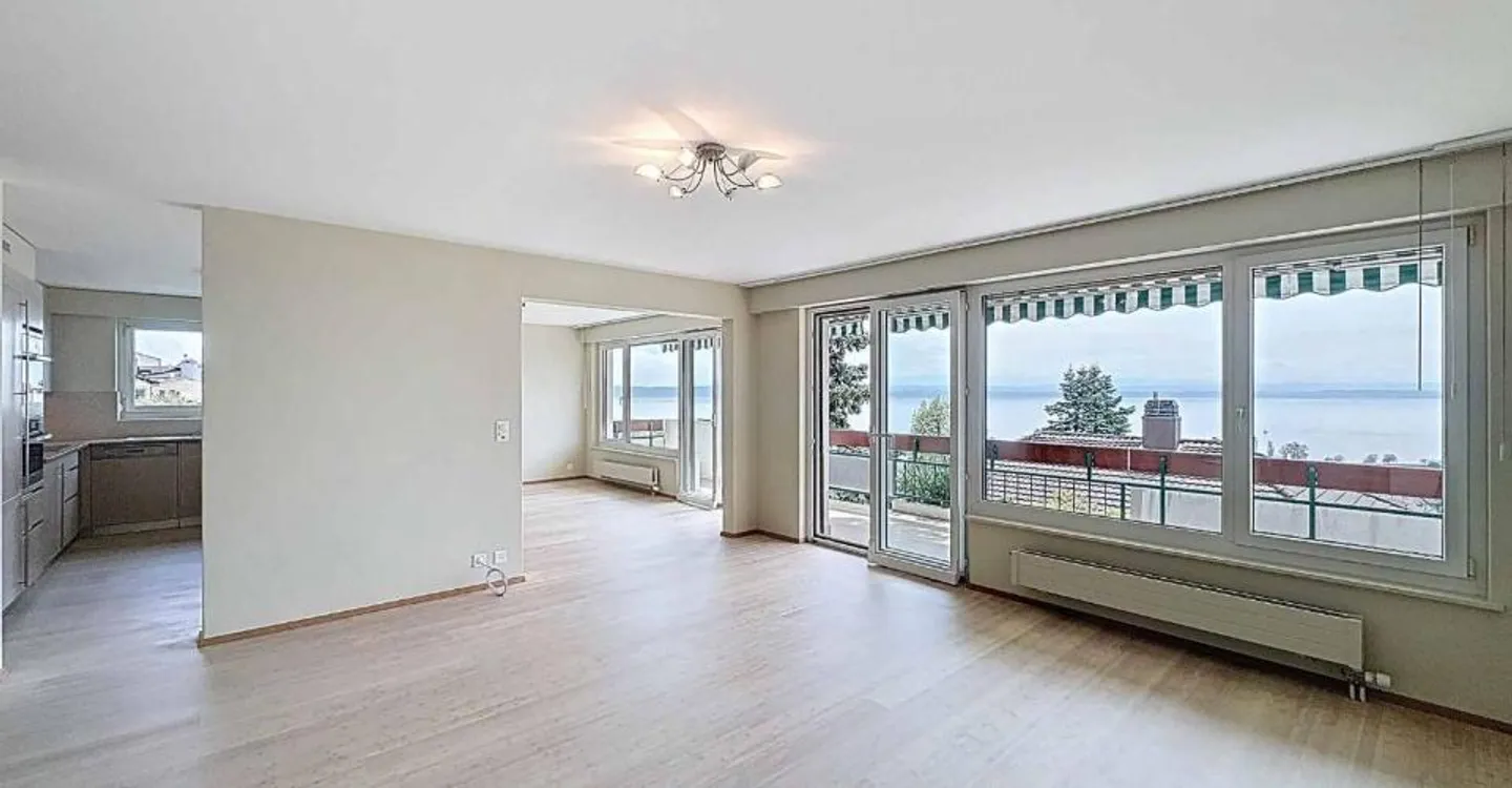 Appartement Élégant avec Vue sur le Lac - Photo 2 sur 10