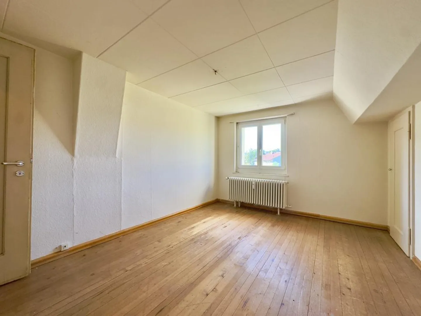 Chambre mansardée polyvalente avec rangement - Photo 1 sur 2