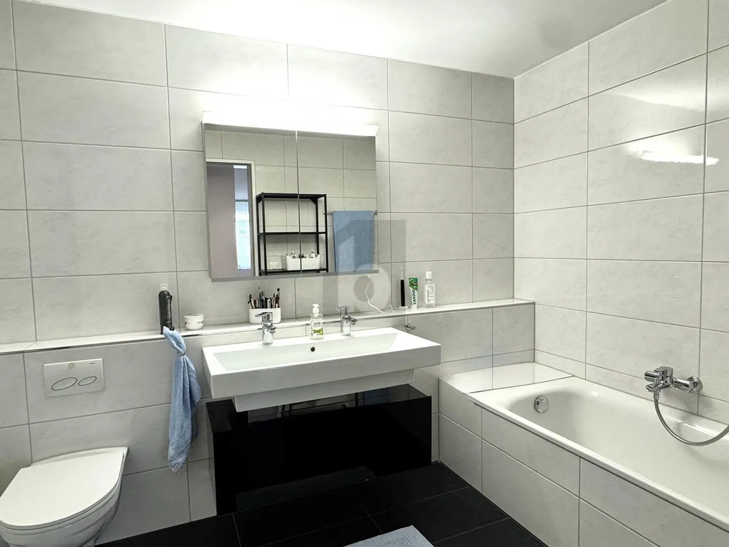 MODERN AND FURNISHED IN A PRIME LOCATION - Photo 5 of 6