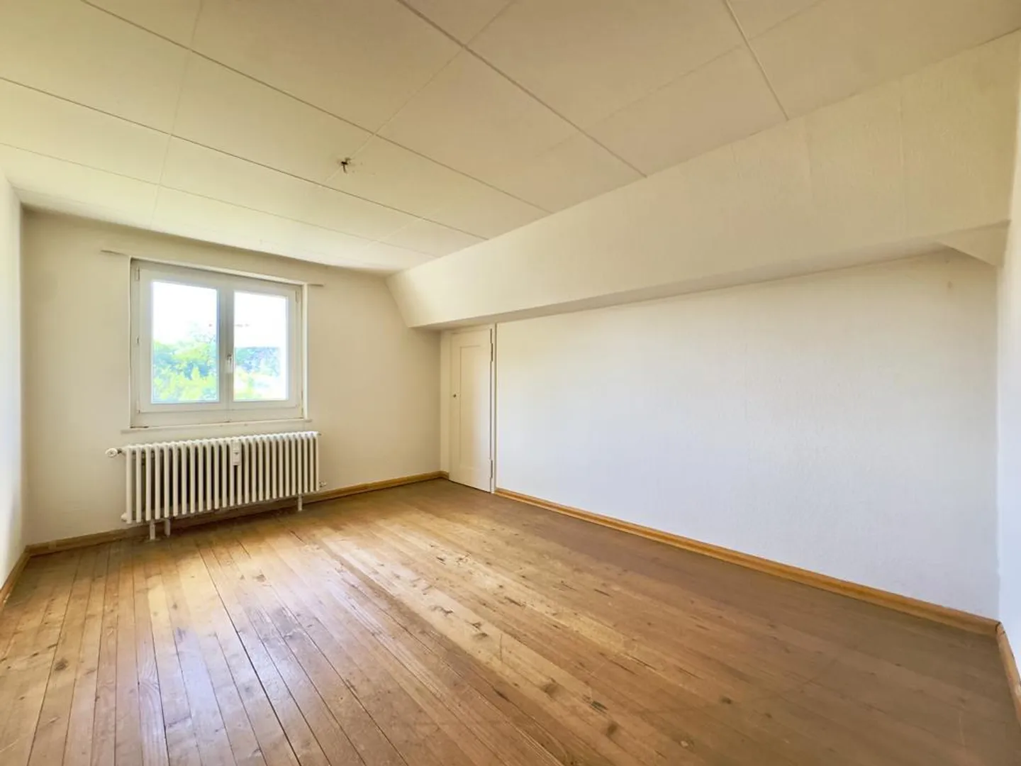 Chambre mansardée polyvalente avec rangement - Photo 2 sur 2