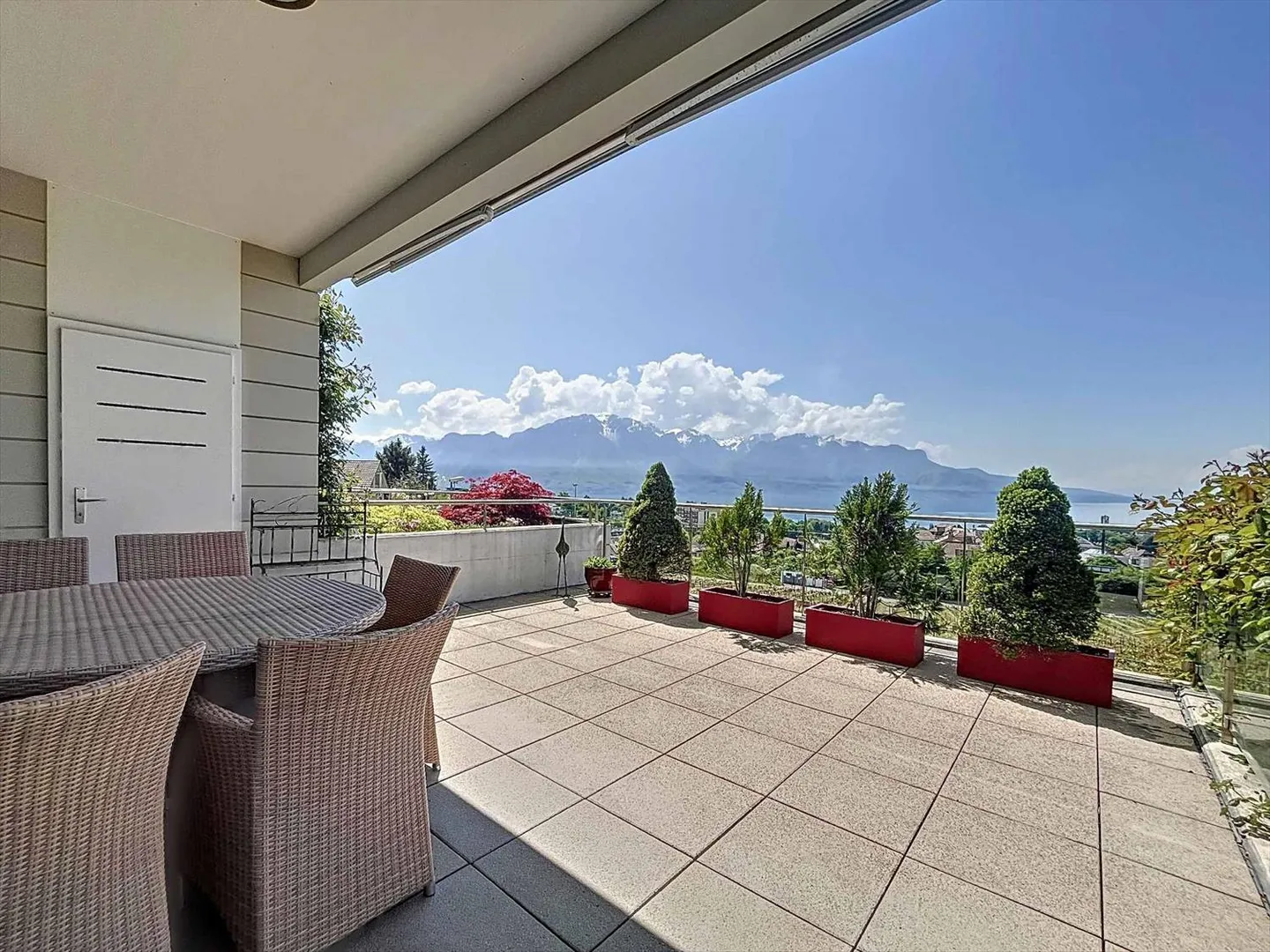 Villa familiare spaziosa con vista mozzafiato sul lago e sulle Alpi - Foto 2 di 10