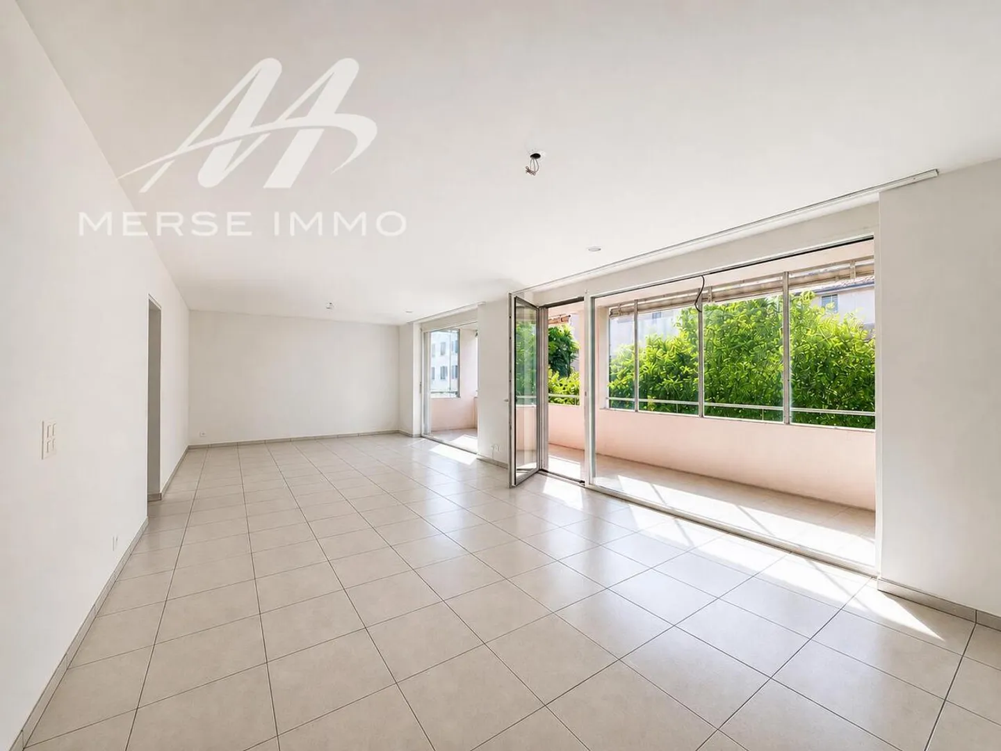 Spacious 5.5 room bright apartment just steps from the center of Biel, with balcony - Photo 1 of 9